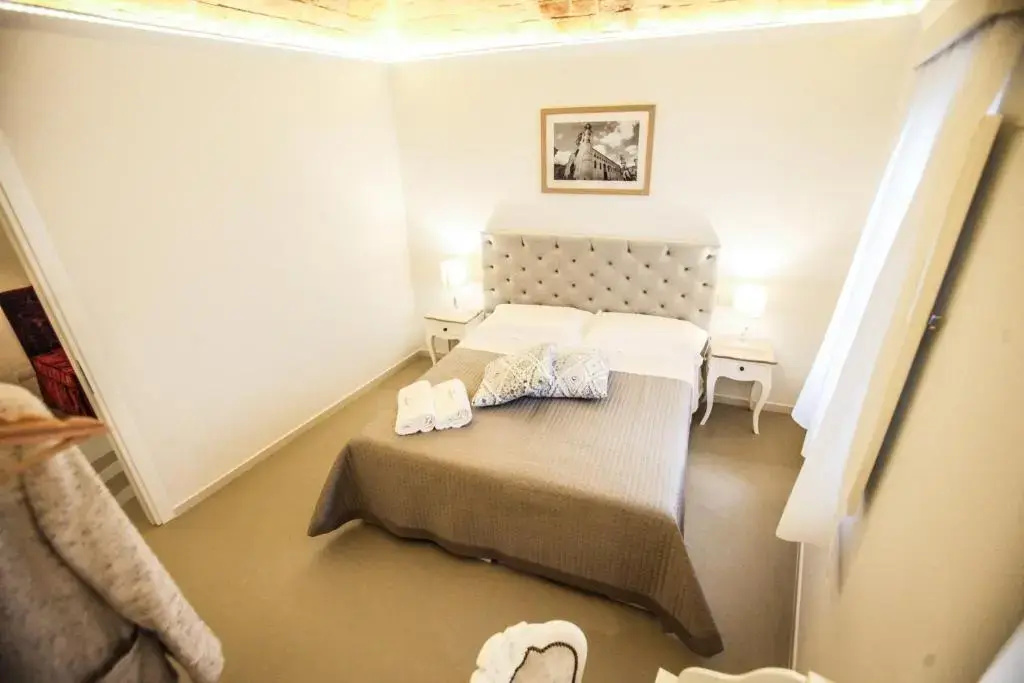 Deluxe Double room (full double bed)