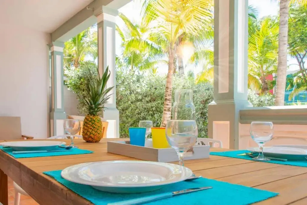 AQUAMARINE, 2 bedroom beach house and private pool, Orient beach!