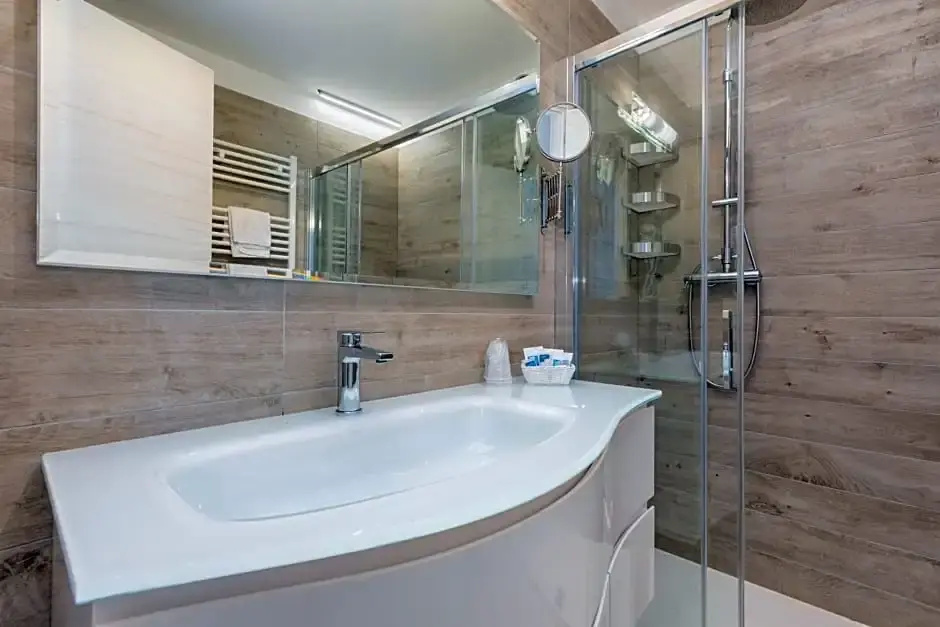 Deluxe Quadruple room with partial sea view