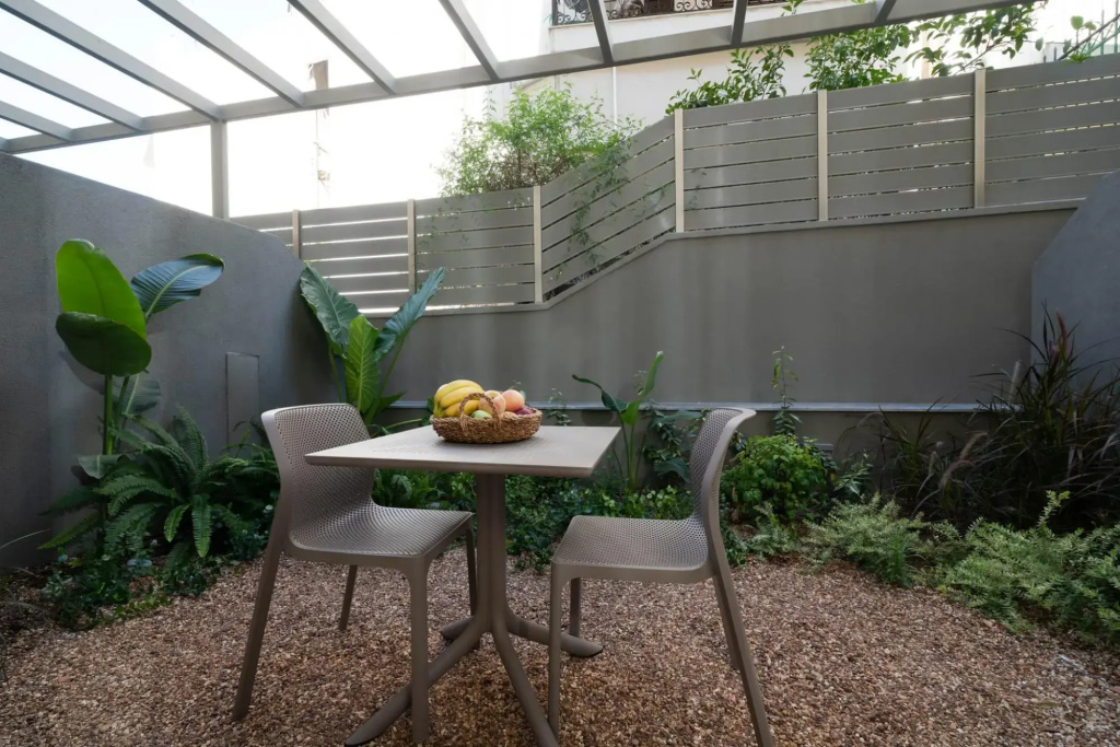 One Bedroom Apartment with Private Garden