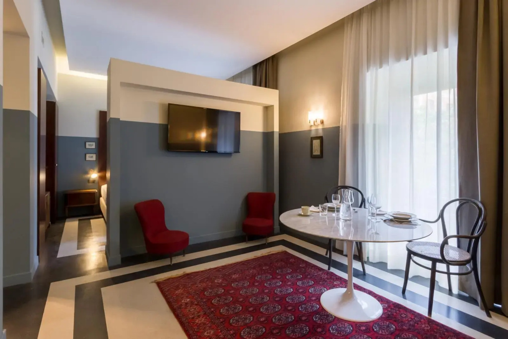 Apartment with courtyard view