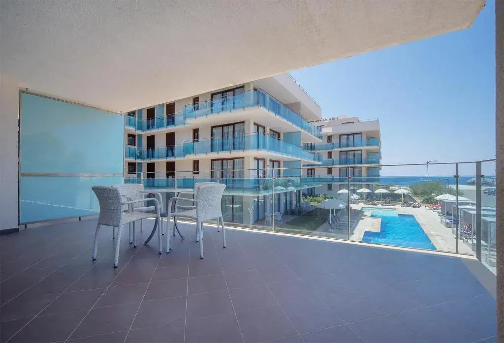 2 Bedrooms Apartment with partial sea view