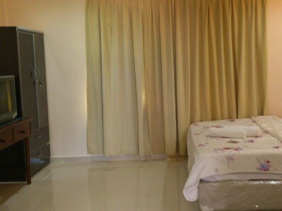 Penarak Bamboo Beach Motel
