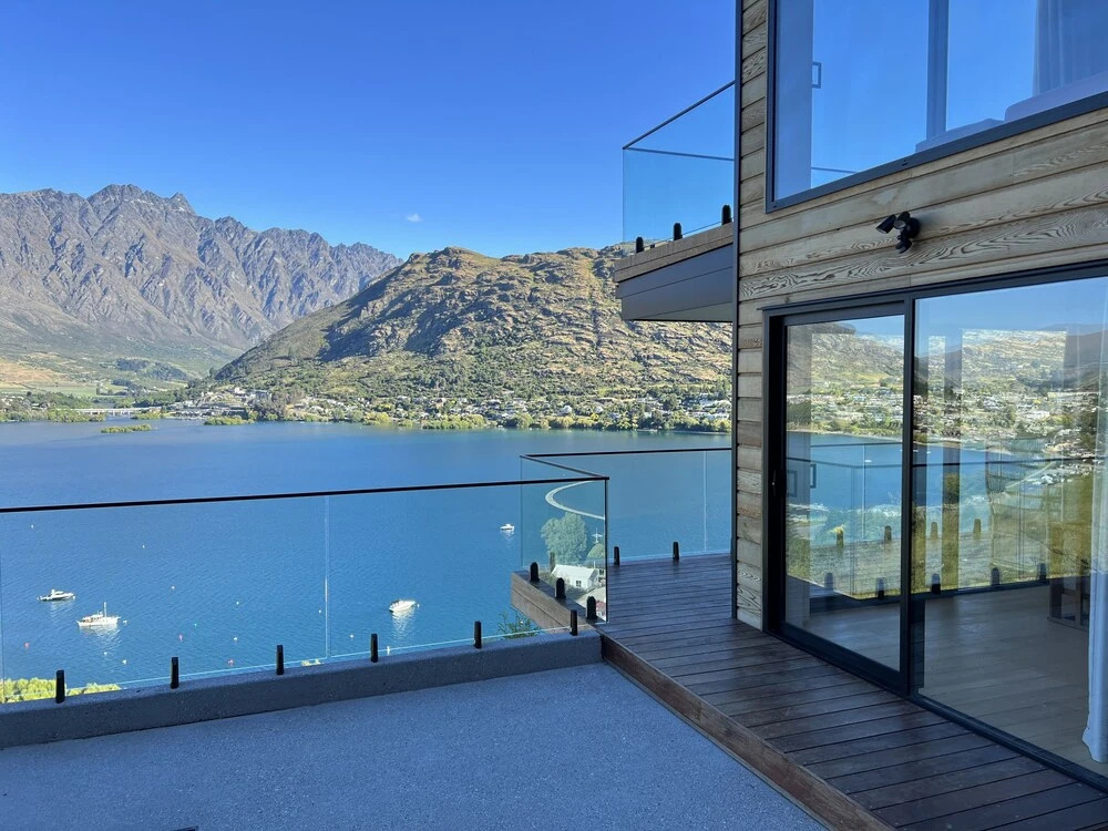 Stunning Lakeview QT Holiday House
