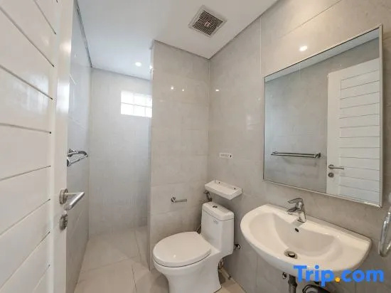 Stylish 3BR Pool Villa 100m from Batu Bolong Beach