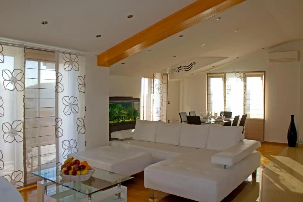 4 Bedrooms Apartment with sea view
