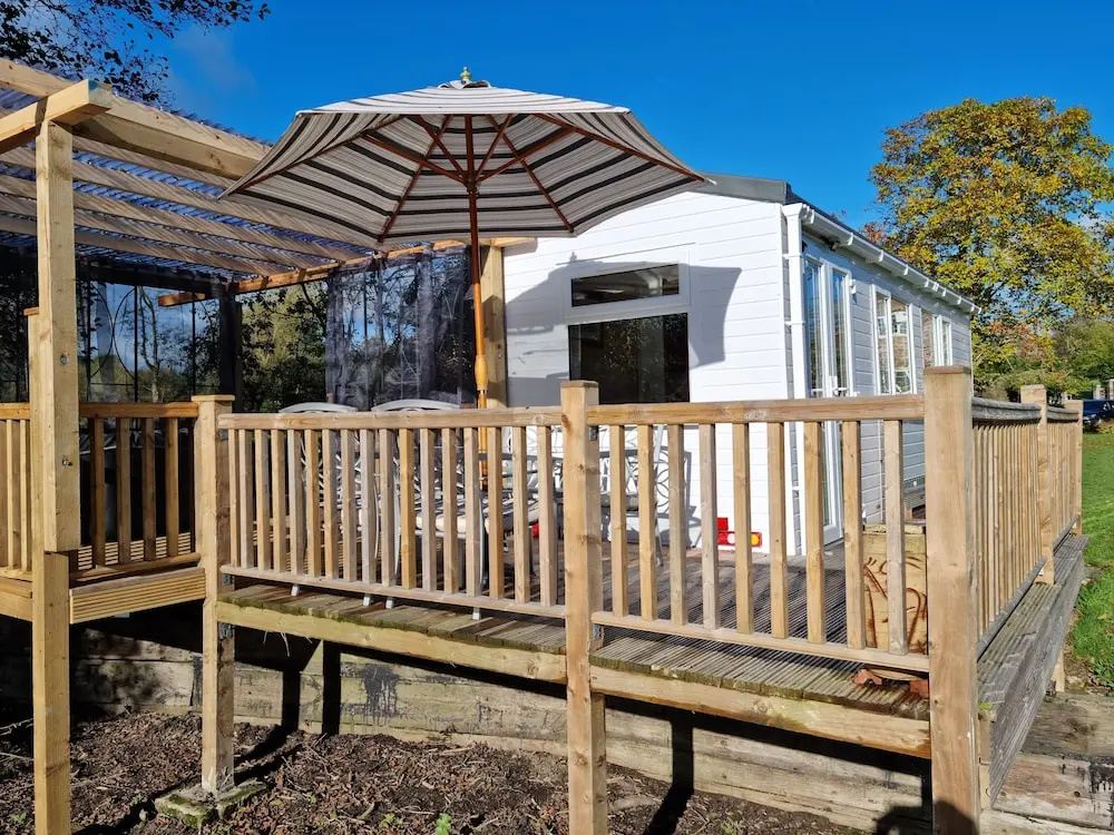 Riverside Cabin - Sleeps 2 - Hottub - Parking