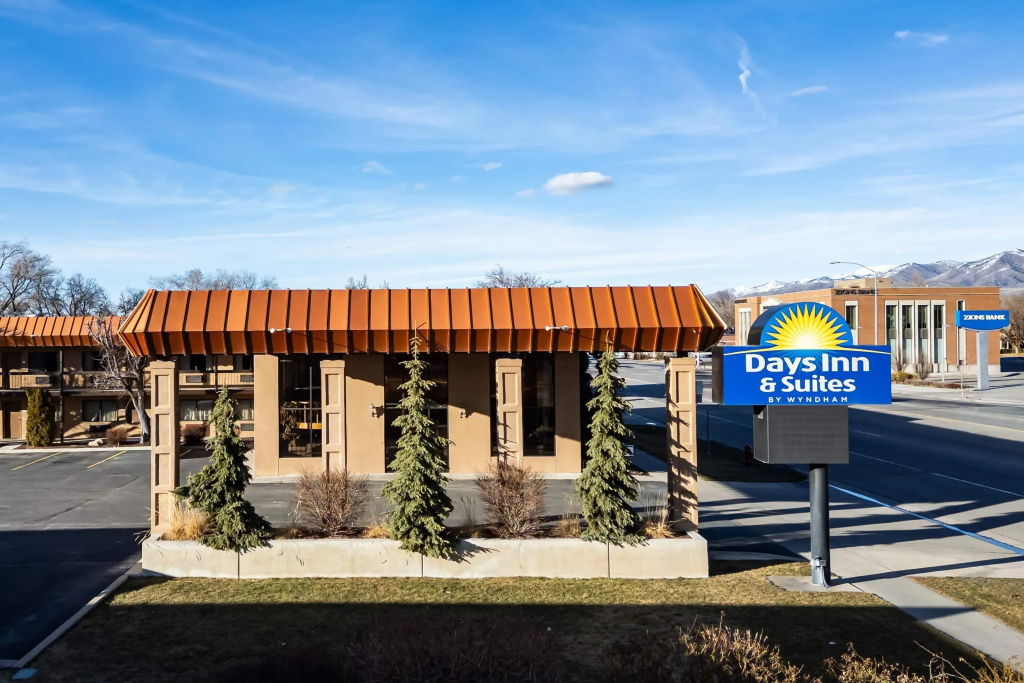 Days Inn & Suites by Wyndham Logan