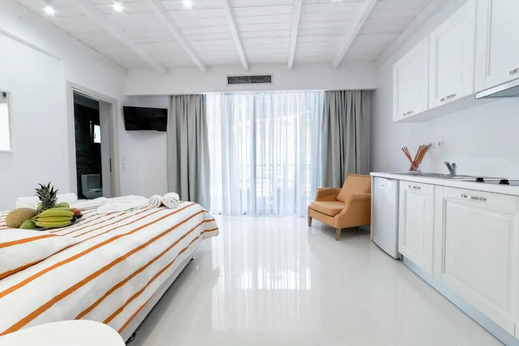 Apartment with pool view