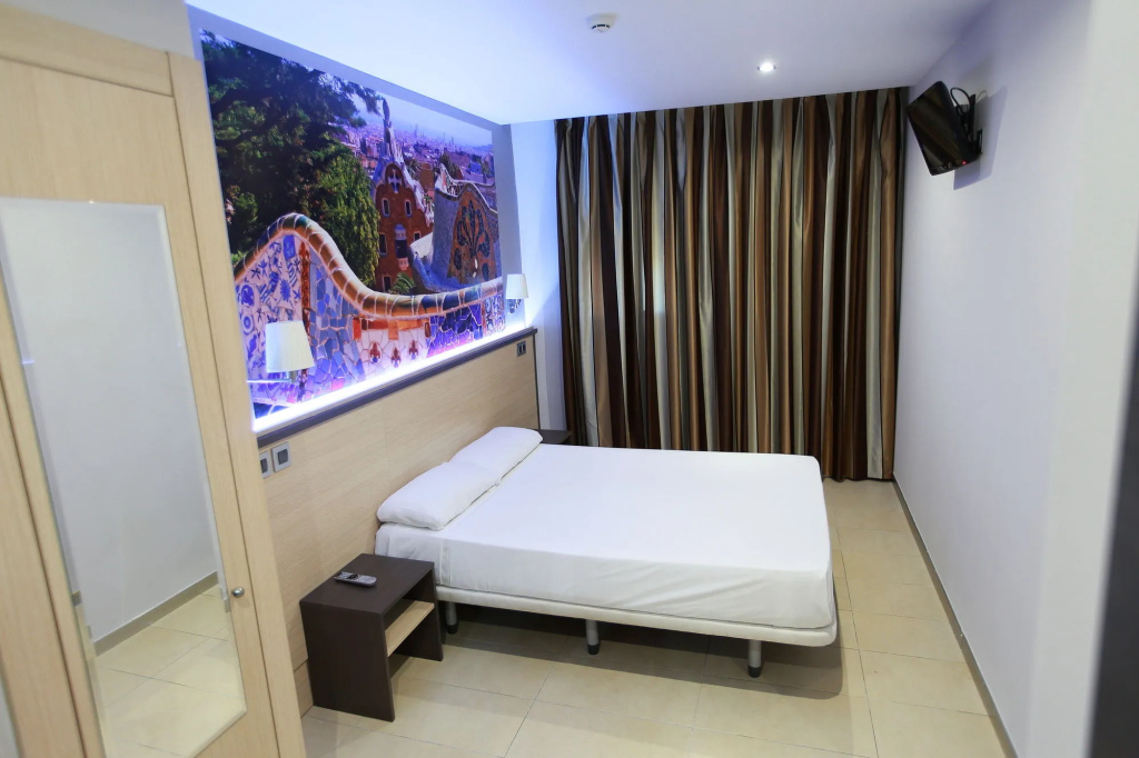 Отель Hostal Las Flores в Барселоне