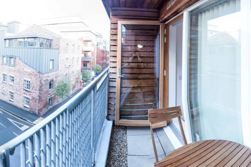 Modern 2 Bedroom Apartment in City Centre With Balcony