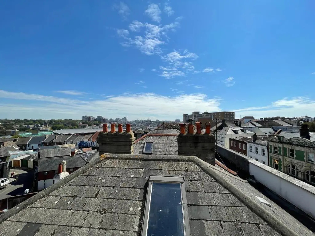 Spacious 3-Bed, Town Centre, Parking, Near Beach