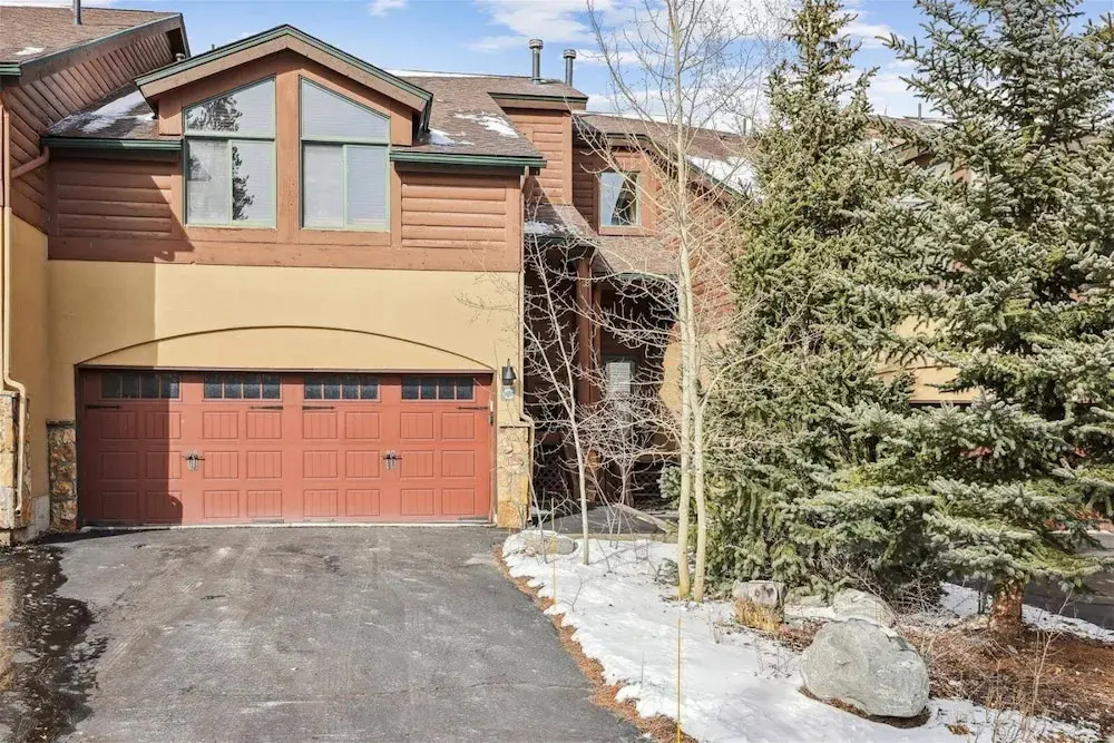 Pet-friendly 4 Bedroom Townhome in Frisco - Short Drive to Breck!