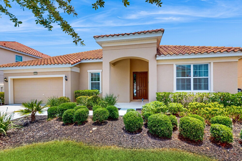 Spacious, Lakefront Home With a Lanai, Private Pool, Spa, & Washer/dryer