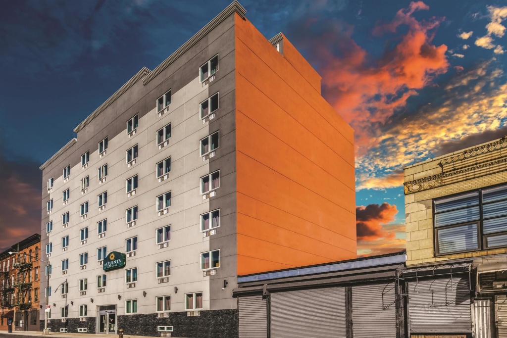 La Quinta Inn & Suites by Wyndham Brooklyn Central