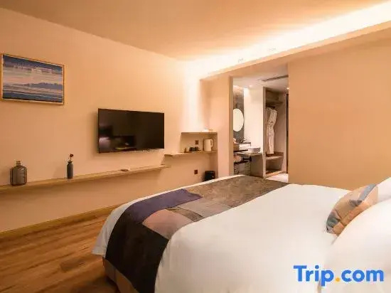 Standard Double room with lake view (full double bed)