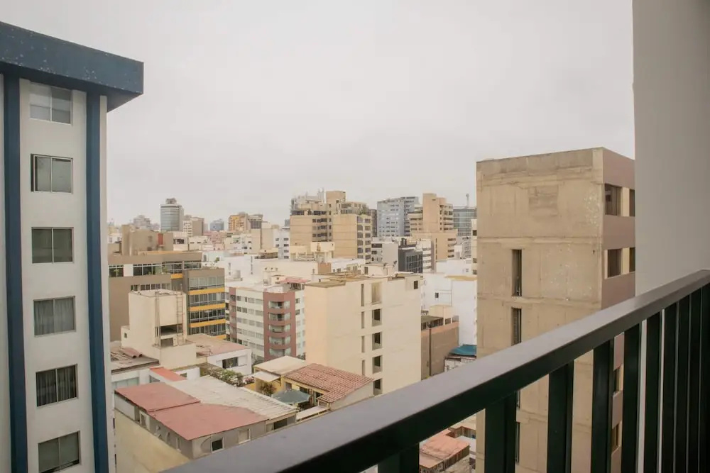 w Sunlit 1BR w Private Balcony in Miraflores