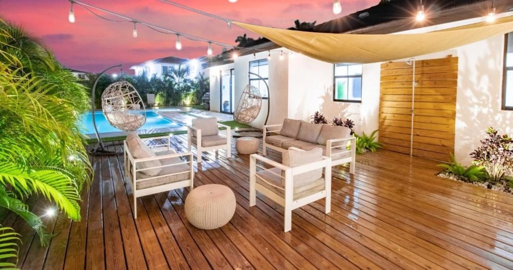 New Vibrant Villa - Heat Pool -Pickeball
