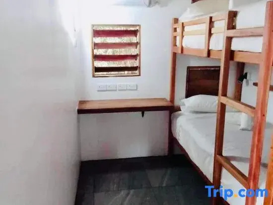 Кровать в общем номере в Club Fiji Resort