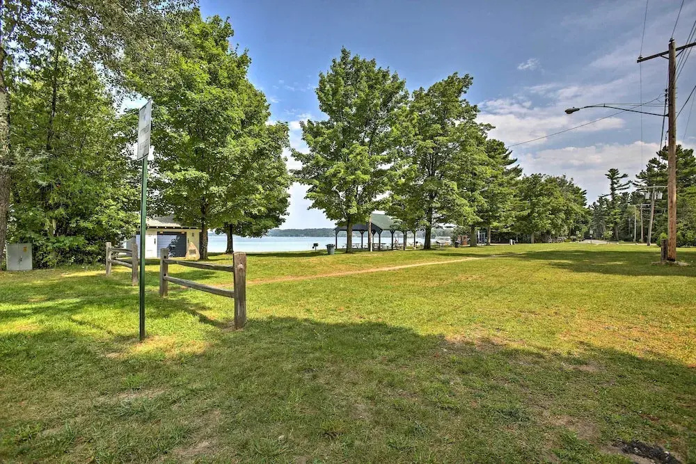 Quaint Studio w/ Shared Beach: Walk to Suttons Bay