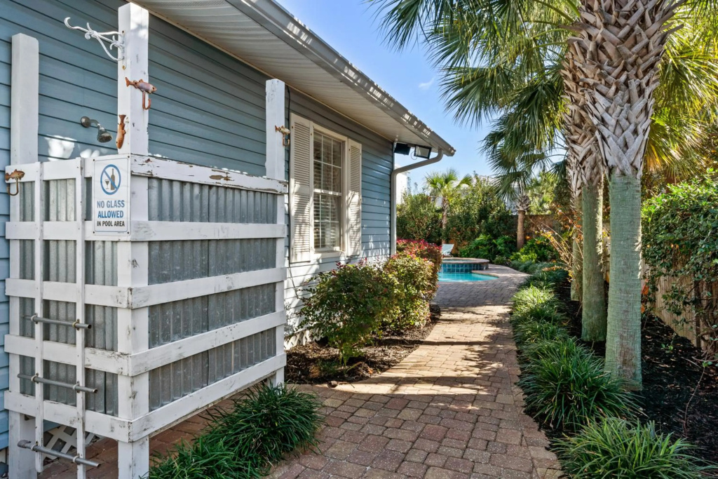 Zula Life Beach House, Sleeps 16, Private Heated Pool and Spa, 4min Walk To The Beach, Pets Welcome, Fenced Yard