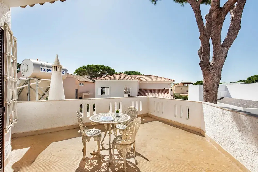 Residential Cul-de-sac Walking Distance to Centre, Private Pool, Free AC & Wifi