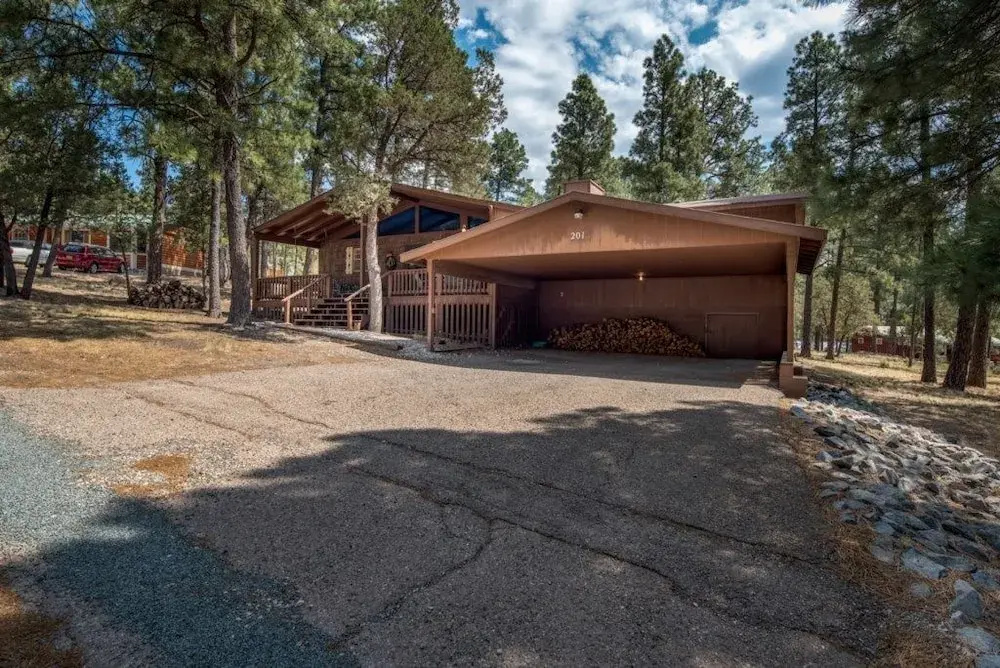 100 Whitt Retreat - Three Bedroom Cabin