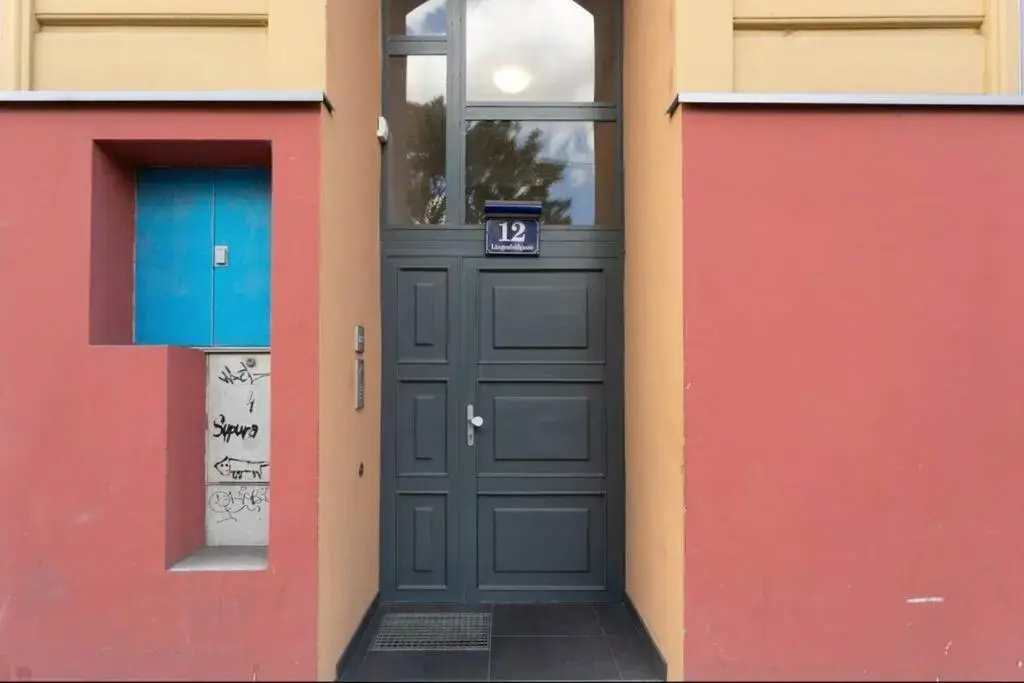 Studio-Apartment between Schoenbrunn & the City Center (15)