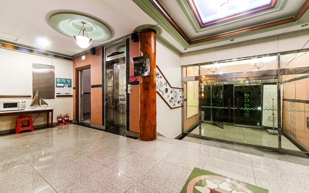 Lobby & Reception