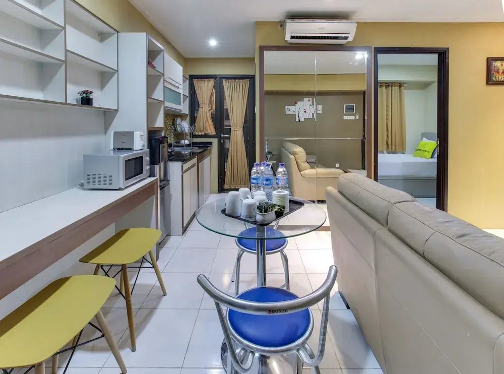3 Bedrooms Standard Family room with pool view