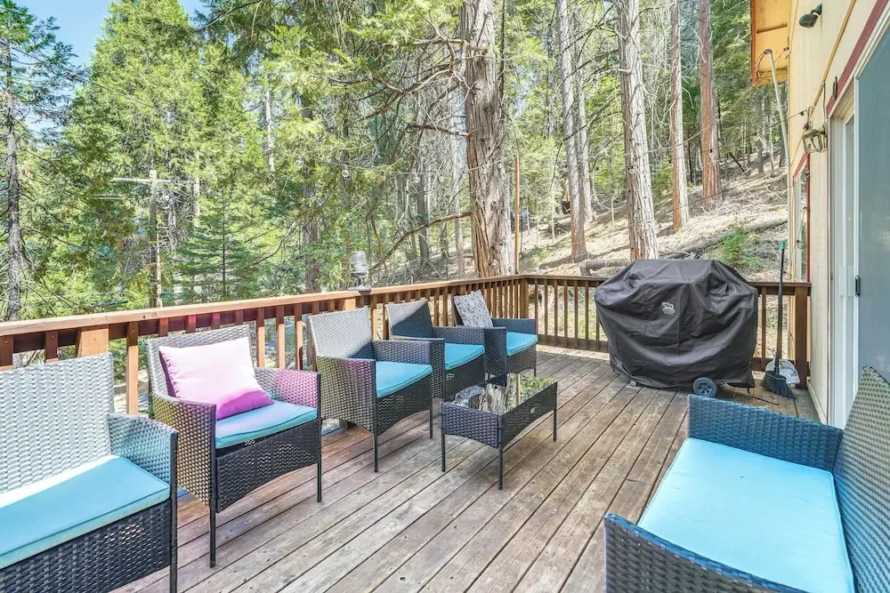 Hike, Swim, Golf: Family Retreat in Arnold!