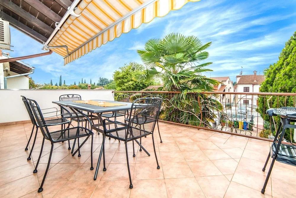 Apartments Paliaga
