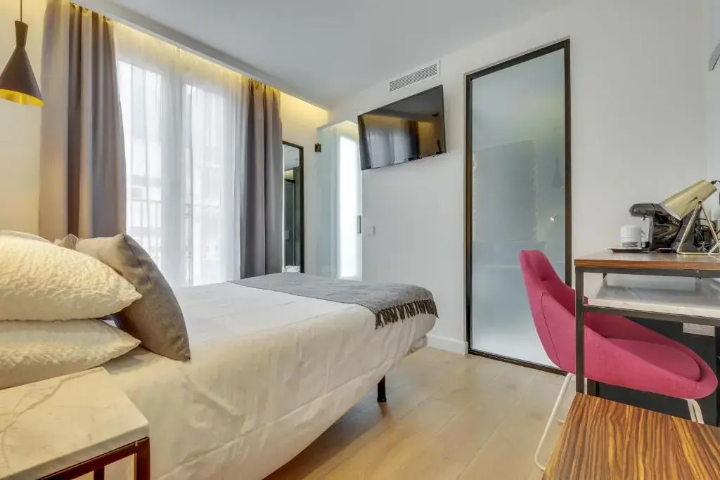 Deluxe Double room (full double bed)
