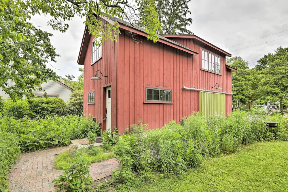 Barn-like Studio Suite w/ Flowering Garden!