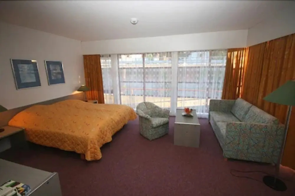 Revsnes hotell AS by null