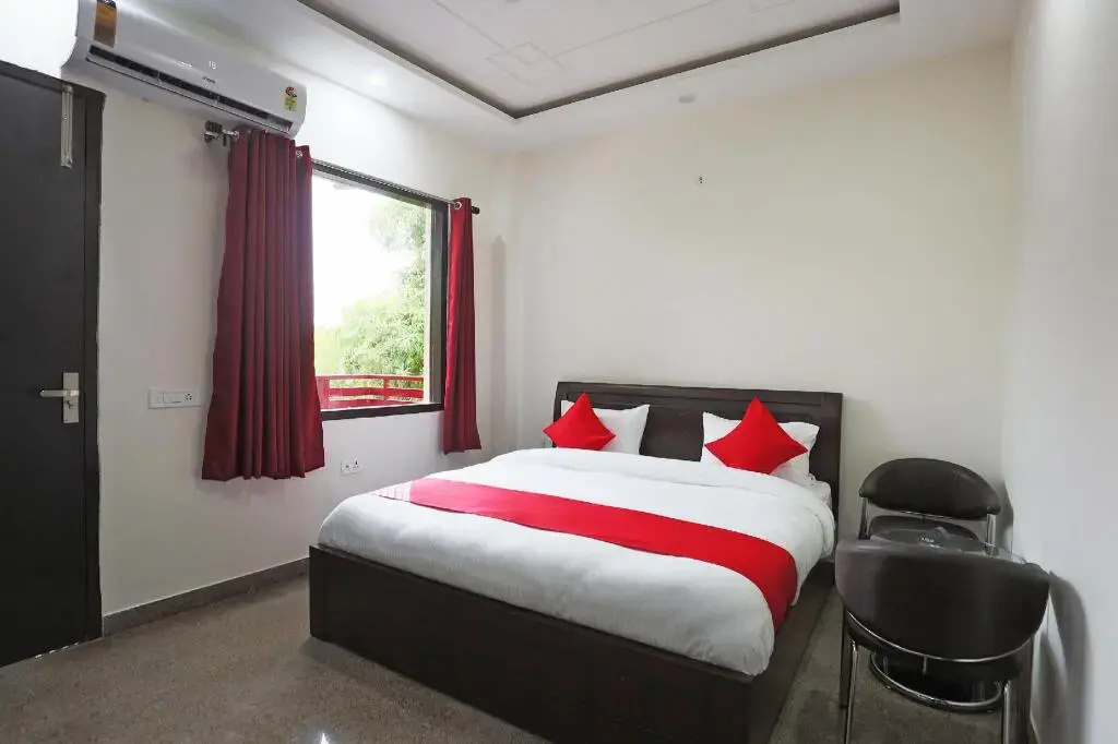 The Starling Hotel Deluxe by OYO Rooms