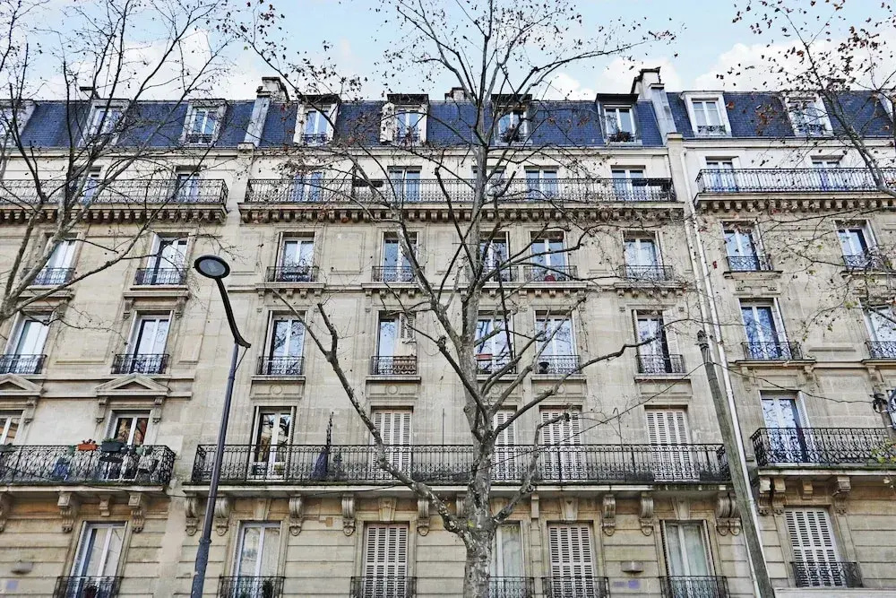 Experience the Parisian Lifestyle: 2BR Near Porte Maillot