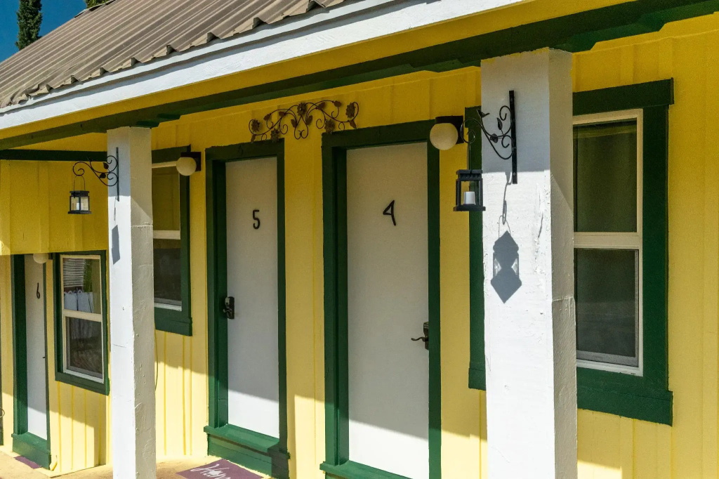 Gena's Sierra Inn & Restaurant