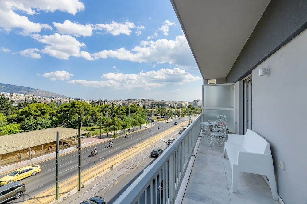 Lush Emerald apt in the heart of Athens