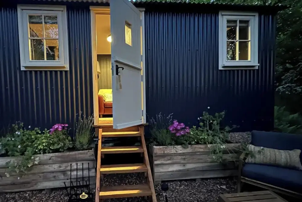 Shepherd's Hut - Sleeps 2 - Pet Friendly - Parking