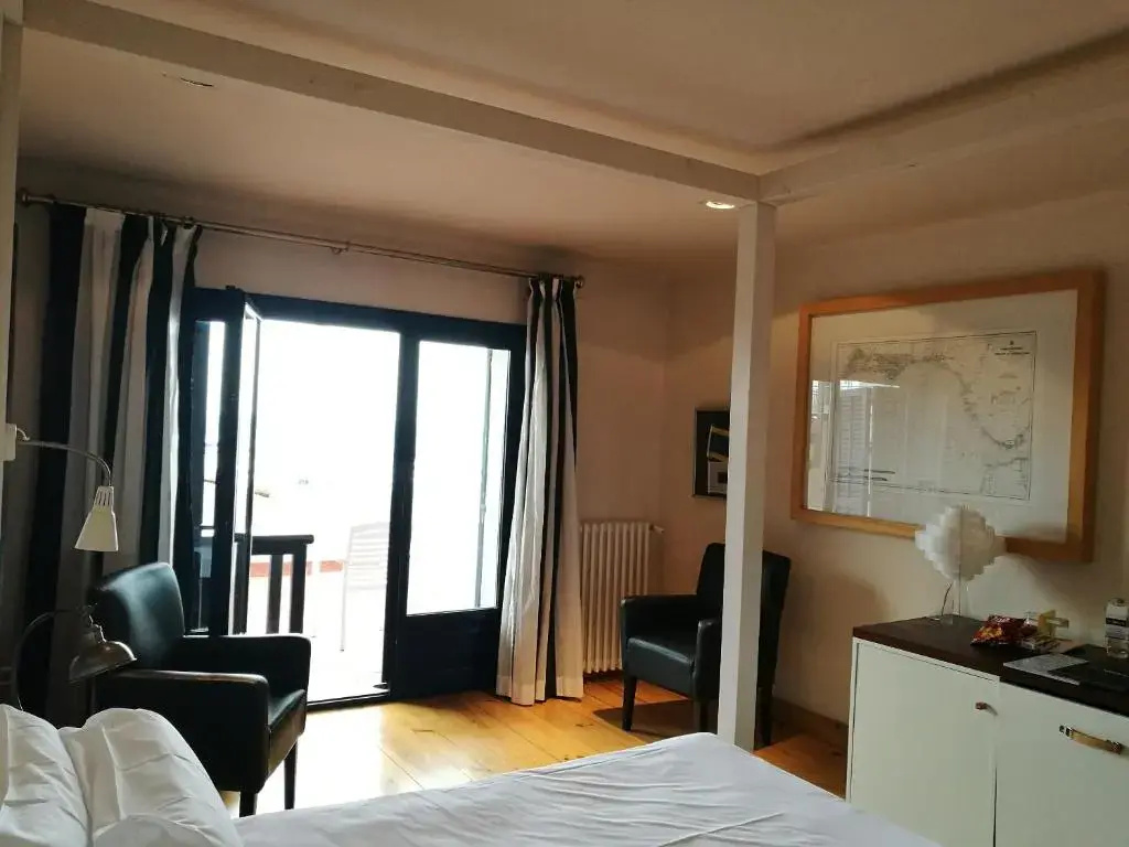 Standard Triple room with sea view