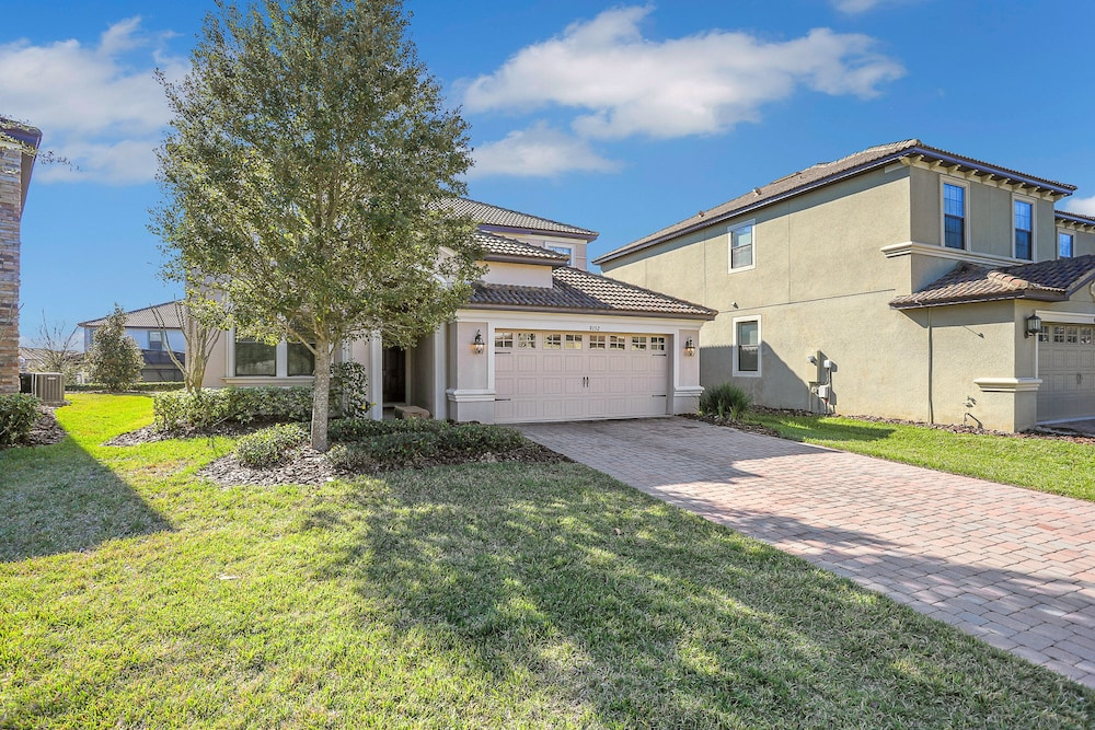 Modern Townhome With Private Pool, hot Tub, Central AC, and Private Washer/dryer