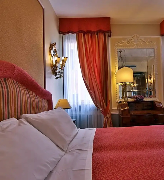 Classic Double room with canal view (full double bed)