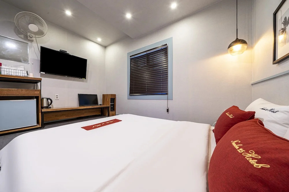 Deluxe Double room (full double bed)