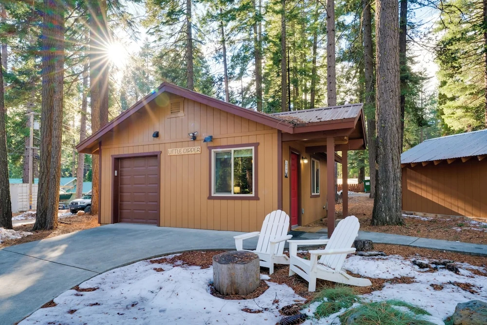 Gateway to Lassen Volcanic! Cozy Woodland Studio