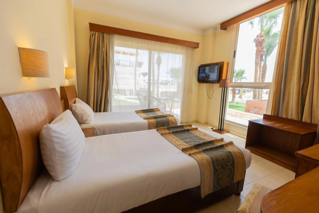Отель Royal Star Empire Beach Resort в Хургаде