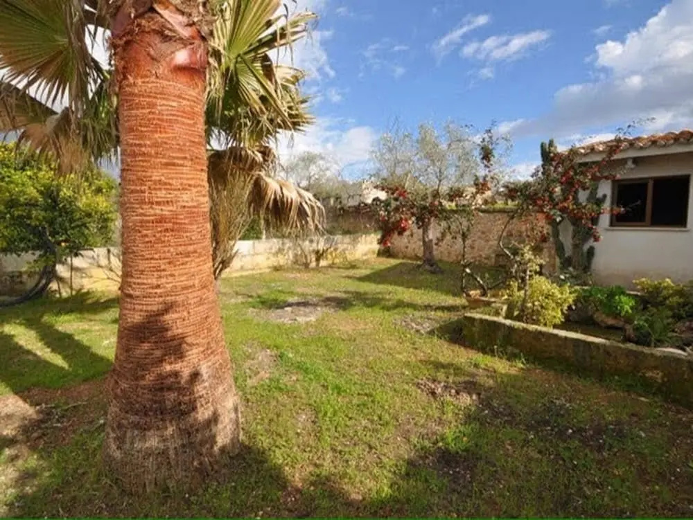 Llubi Pool and Views