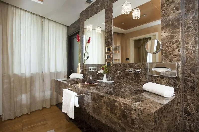 Double Suite (full double bed)