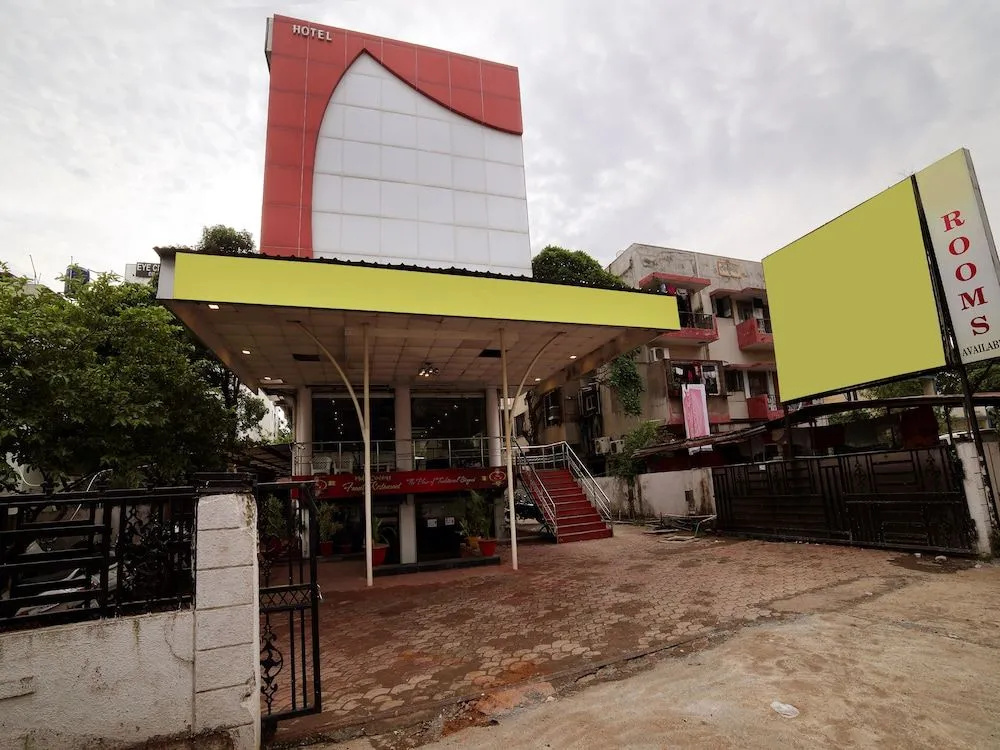 OYO 15211 Hotel Midas