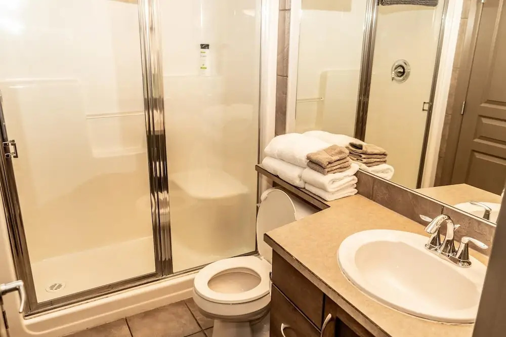 Bright Corner Apartment w/ Lake View #418 - фото 8